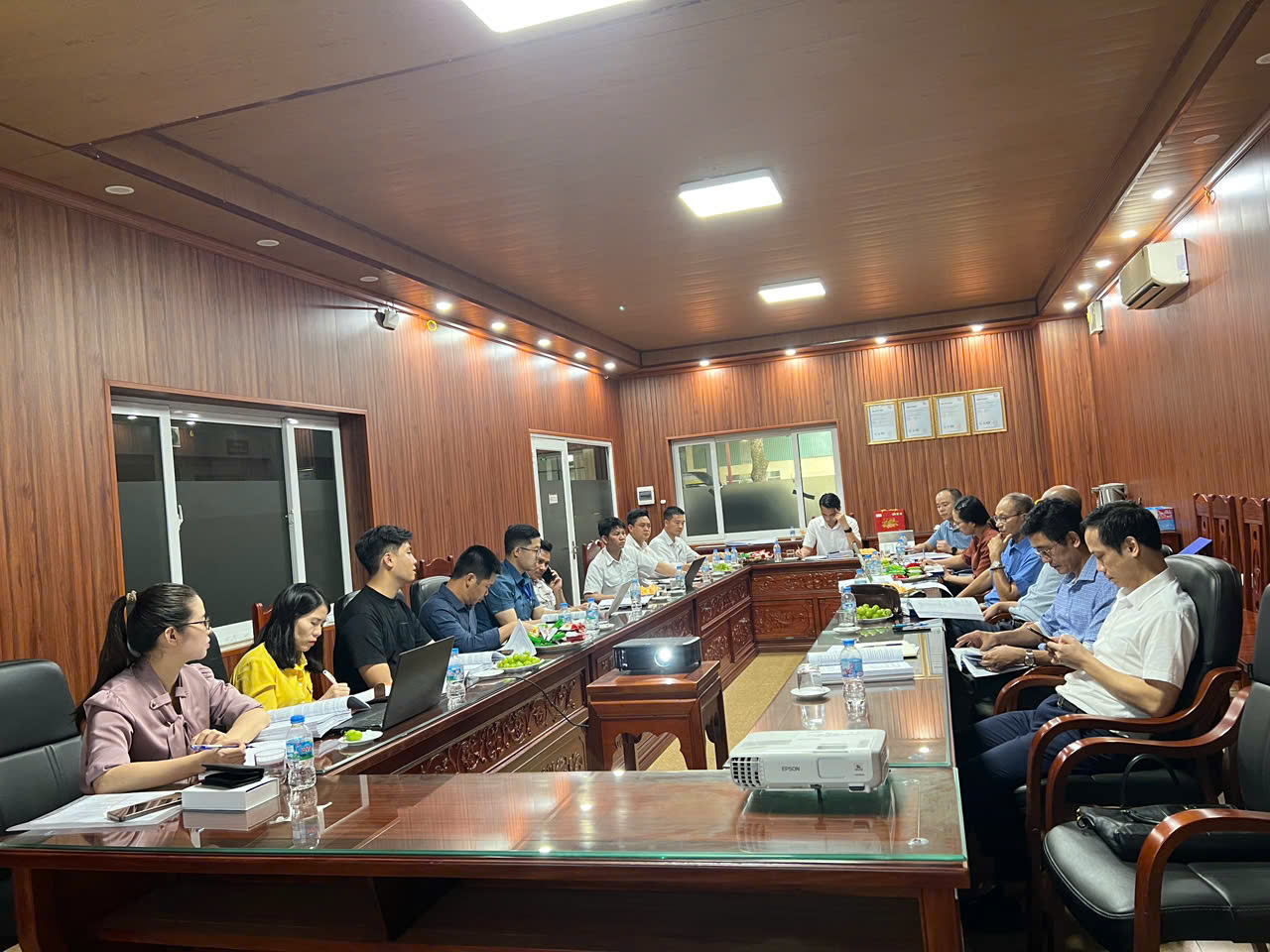 Công ty TNHH Thương mại Phú An Thịnh làm việc với Đoàn kiểm tra phục vụ cấp Giấy phép môi trường cho Dự án khu văn phòng điều hành, nhà lưu trú công nhân, kho xưởng sản xuất và các công trình phụ trợ